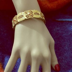Fashion jewelry bangle gold tone